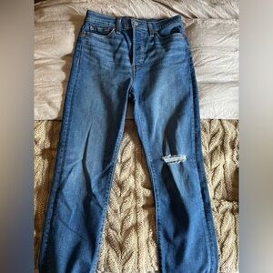 Women’s Levi’s wedgie straight size 28